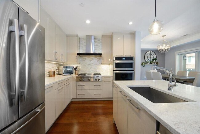 Foto del edificio - 150 Henley Pl