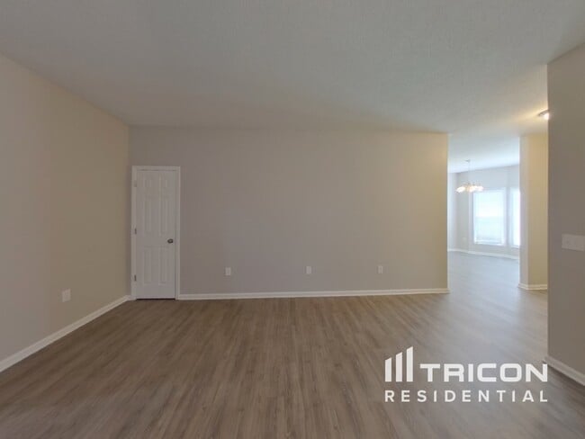 Building Photo - 423 Parallel Dr
