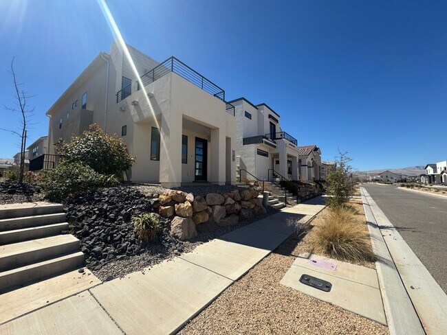 Foto del edificio - Beautiful 3 Bedroom Home In Desert Color!