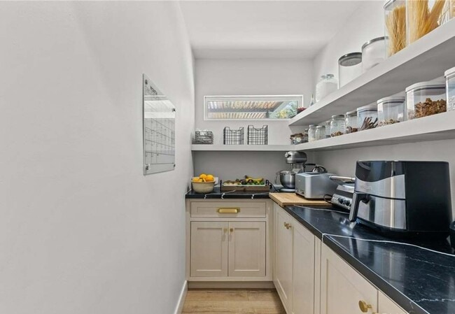 Building Photo - 240 W Gainsborough Rd