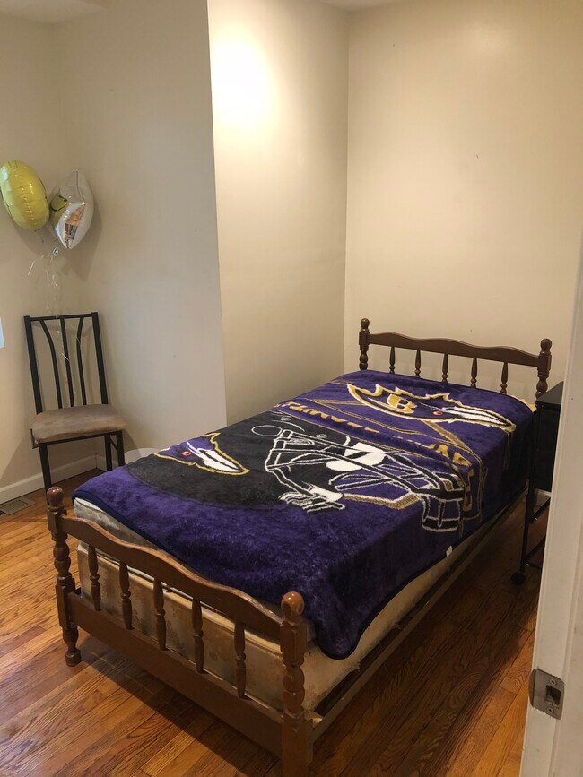 This bedroom is small - 32 S Jefferson St