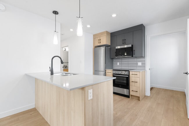 Building Photo - 9809-9153 153 St NW