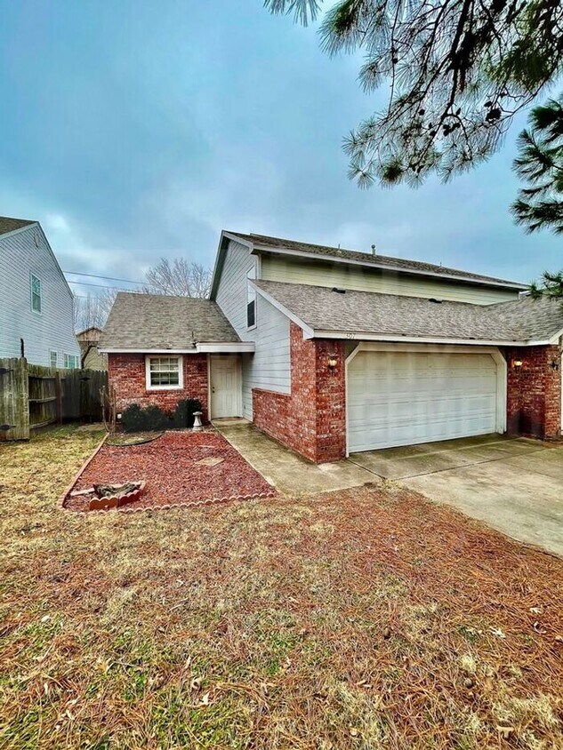 Primary Photo - Wonderful Duplex just off of Main St in No...