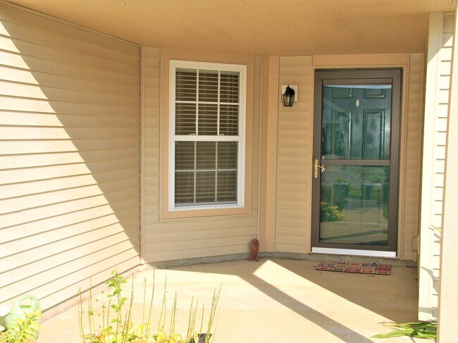Foto del edificio - 8348 S Swimming Hole Ln