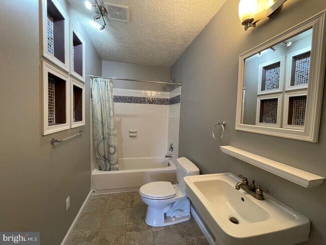 Building Photo - 7219 Ford Hollow Dr