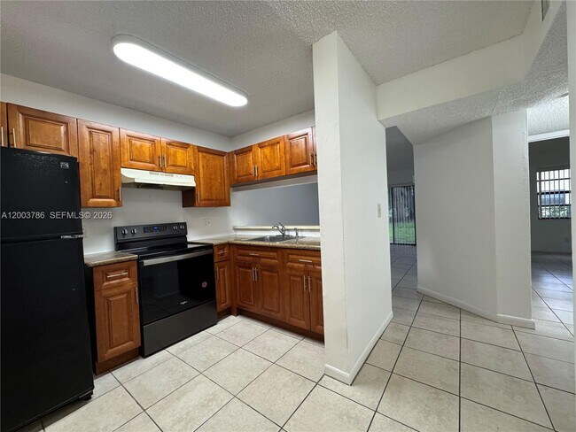 Foto del edificio - 4033 Lakeside Dr