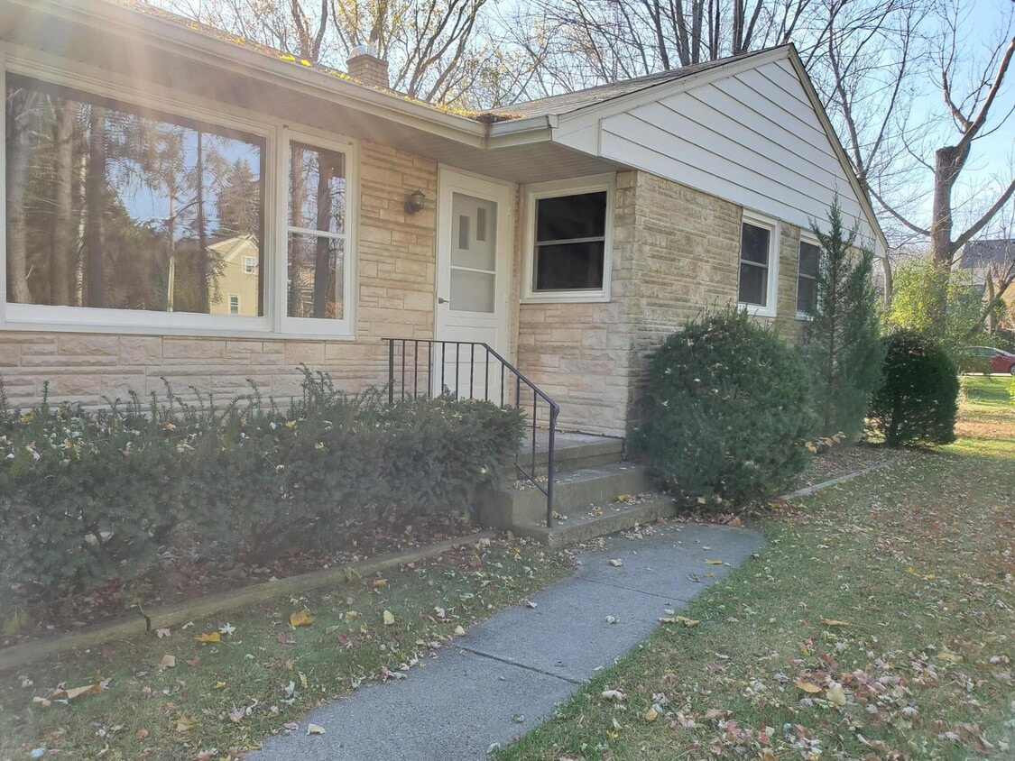 N49W7129 Western Rd, Cedarburg, WI 53012 House Rental in Cedarburg