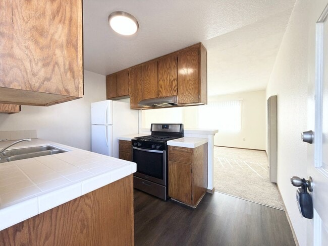 Building Photo - Hillside One-Bedroom Apartment