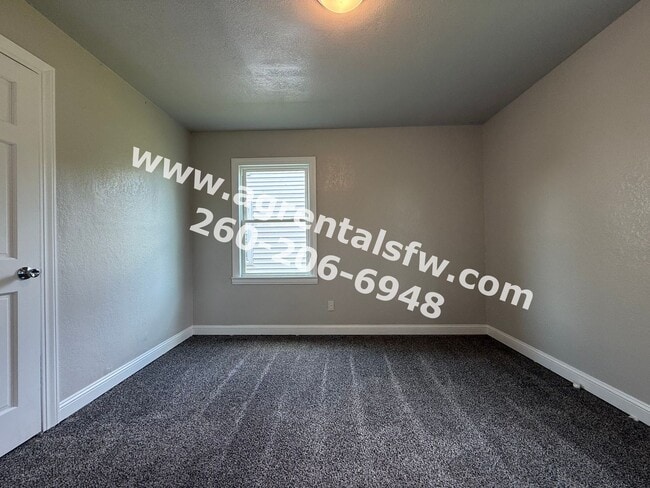 Building Photo - 2 Bedroom House