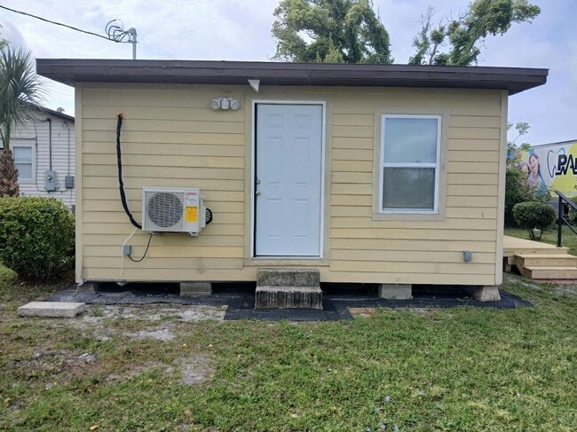 Building Photo - 319 1/2 E. 11th St