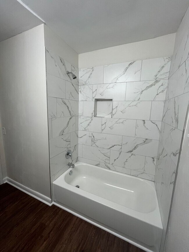Building Photo - Charming Two Bedroom- Riverside, Murray Hi...