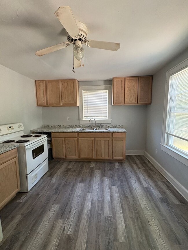 Building Photo - Cozy Downstairs Unit