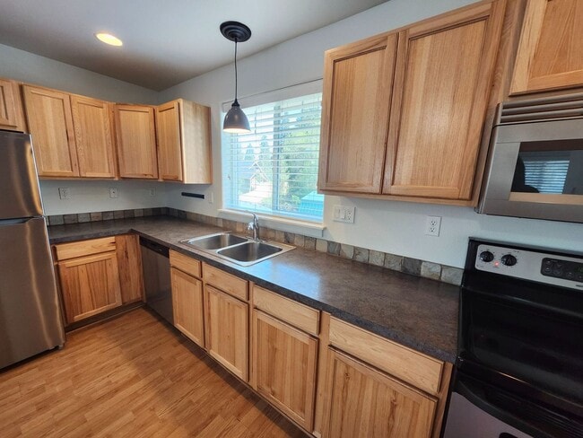 Foto del edificio - 2 Bed/1.5 Bath Triplex with Attached Garage - Emerson Ave