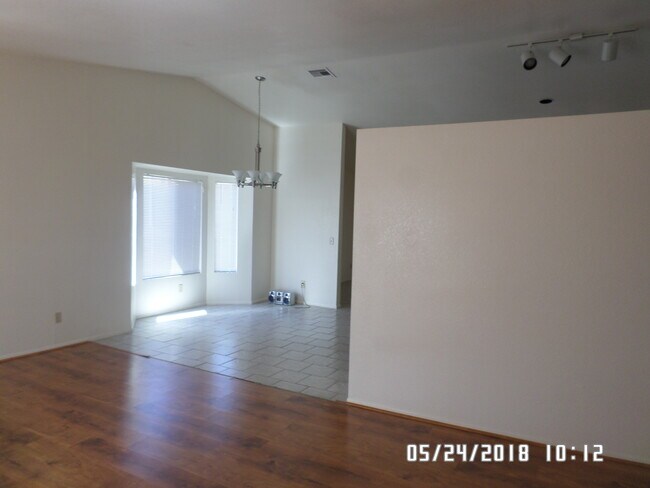 Building Photo - 700 S Sunfield Canyon Dr