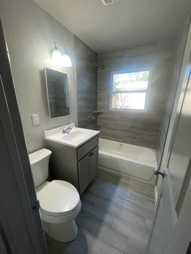 Foto del edificio - NORMAN HOME AVAILABLE FOR LEASE
