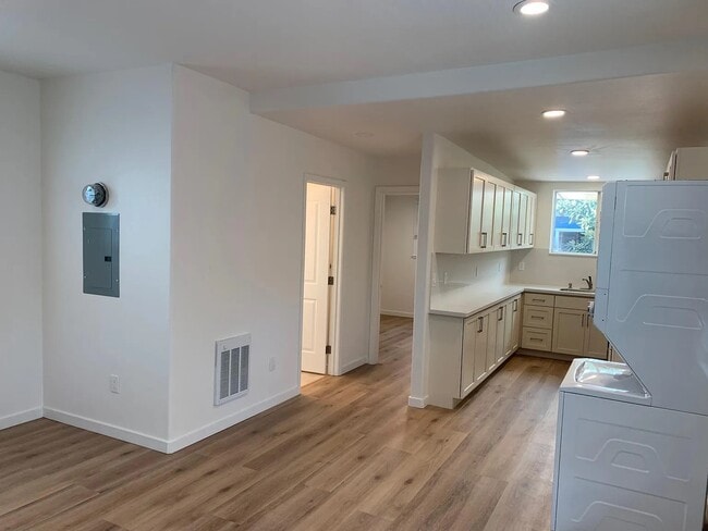 Building Photo - 666 9th St