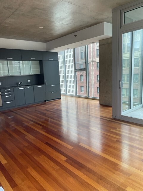 Building Photo - 550 N St Clair St