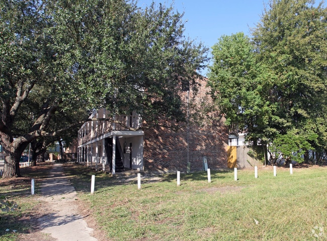 Building Photo - River Road Apartments