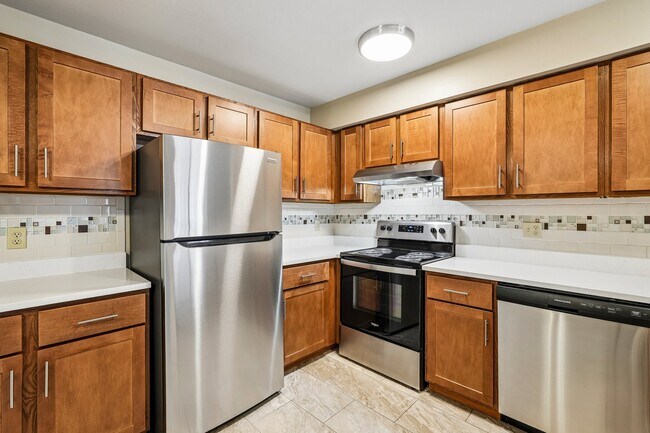 Cocina con amplio espacio de almacenamiento. - Hemlock Street Apartments