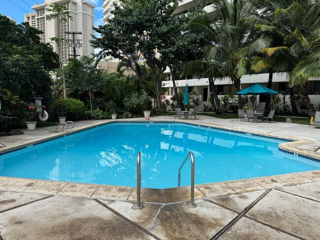 Building Photo - Fully-Furnished One Bedroom in Waikiki