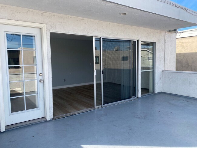 Building Photo - 900 W Balboa Blvd