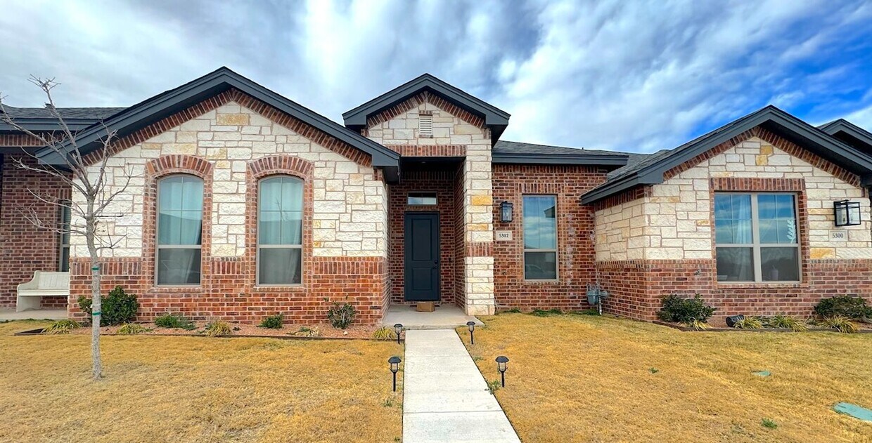 Foto principal - Gorgeous 3 Bedroom Townhome