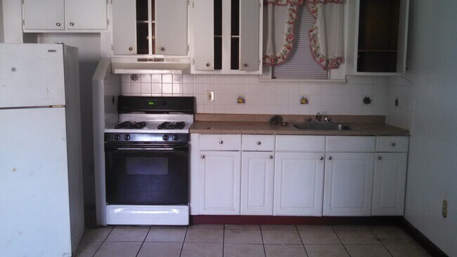 Large open kitchen - 31 Park Ave