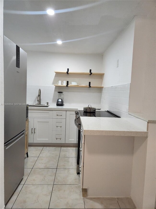 Foto del edificio - 666 W 81st St