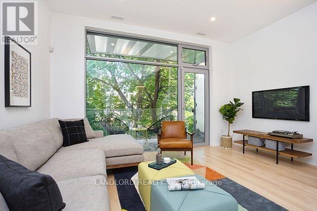 Photo du bâtiment - 15 Cummings St