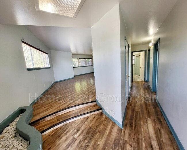 Building Photo - 103 E Skyview Dr