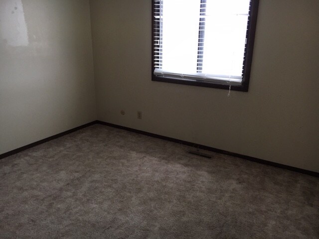 Building Photo - 635 Kennedy Dr