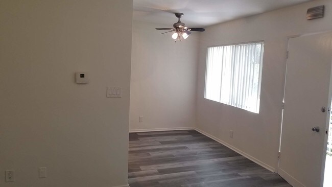 Foto del edificio - 5302 Comercio Ln