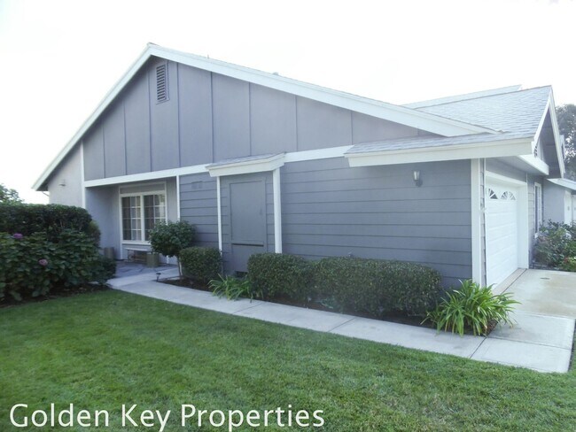 Building Photo - Beautiful single-story end unit in The Cap...