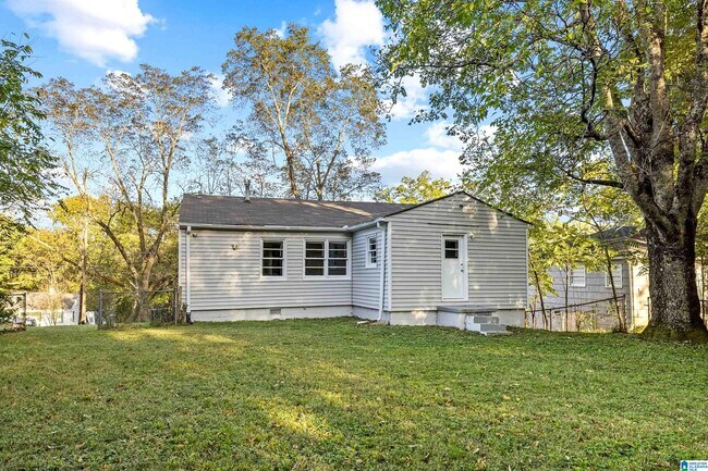 Foto del edificio - 932 5 Mile Rd