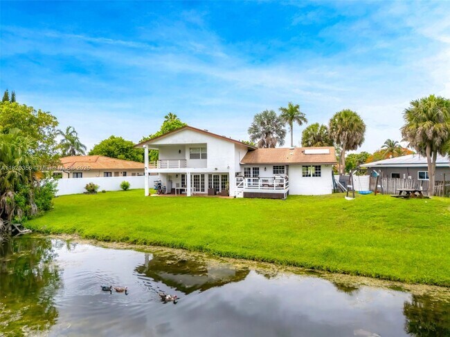 Foto del edificio - 16530 Royal Poinciana Ct