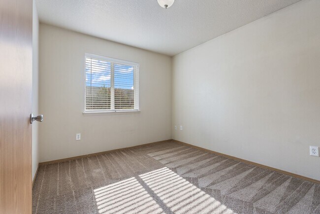Building Photo - Spacious 4-Bedroom Home in SE Portland