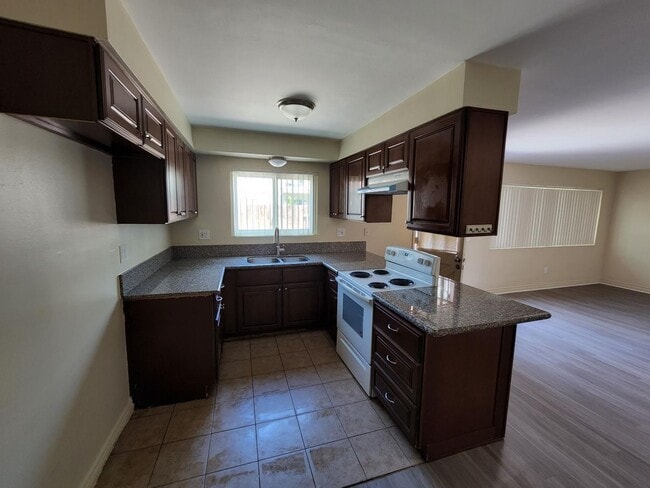 Building Photo - Lime6042