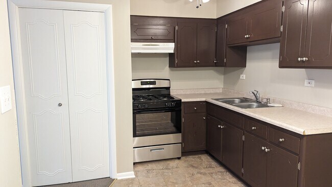 Kitchen - 924 Warren Ave
