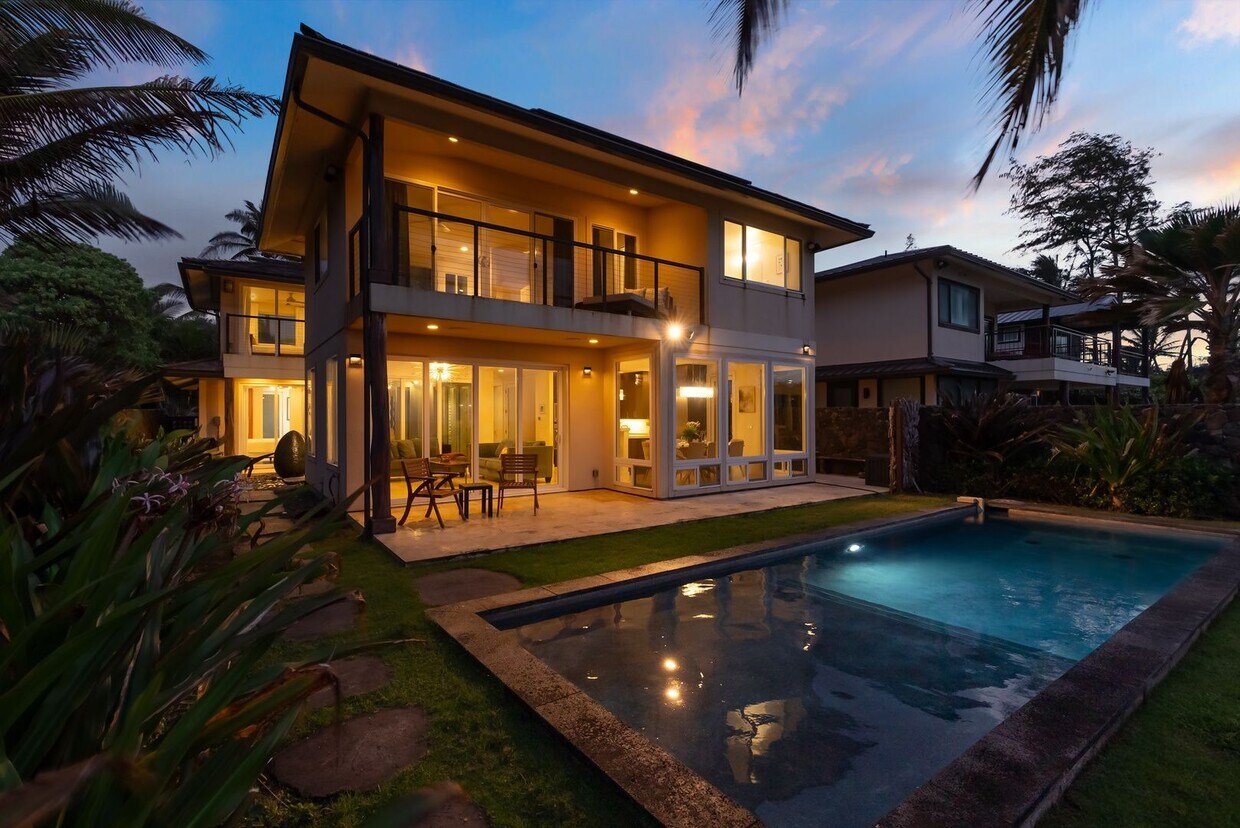 Foto principal - Laie Beachfront Estate: 4BR Luxury w/ Priv...