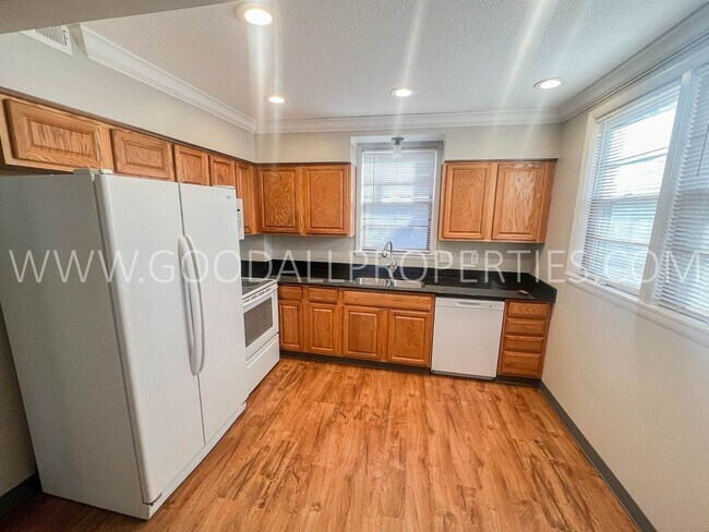 Foto del edificio - 3 Bedroom 1 Bath Duplex in Clive with fenc...
