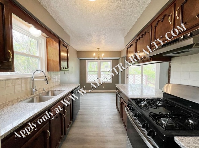 Building Photo - Cozy 4 Bedroom 3 Bath in Olathe-Available ...