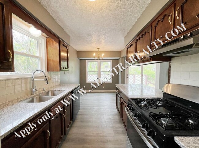 Foto del edificio - Cozy 4 Bedroom 3 Bath in Olathe-Available ...