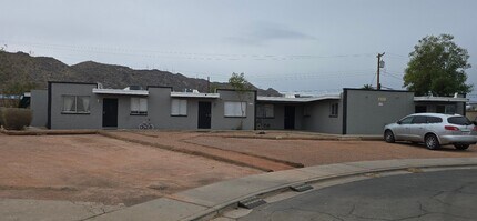 Building Photo - 827 E Hazel Dr