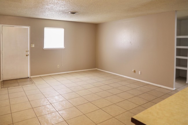 Building Photo - 105 E Wolfcamp Dr