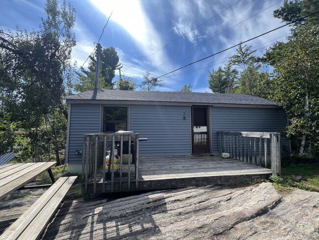 Photo du bâtiment - 100 Sand Bay Rd