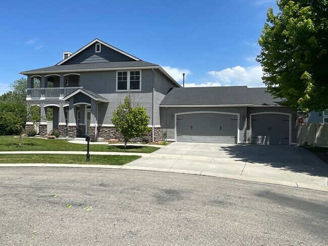 Building Photo - Gorgeous 4+ bed (plus 5th office/den) home...
