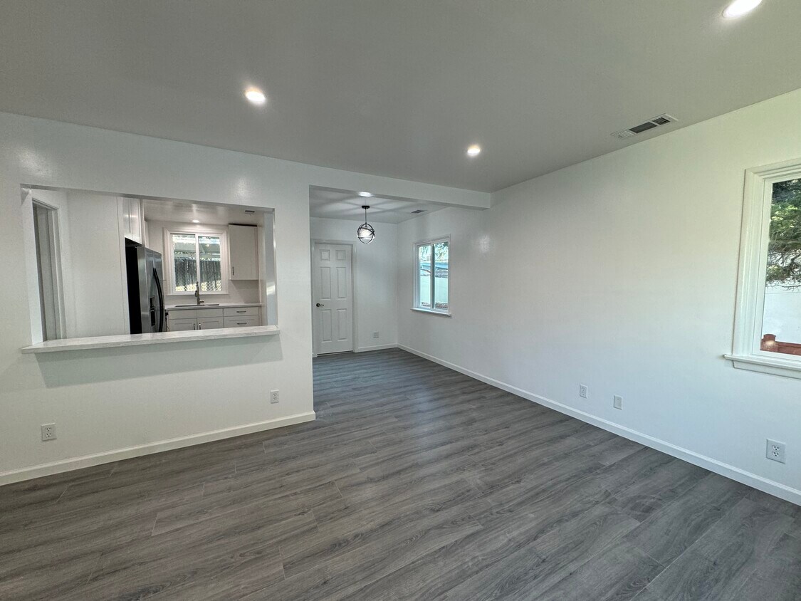 Entryway and living space - 11052 Plainview Ave