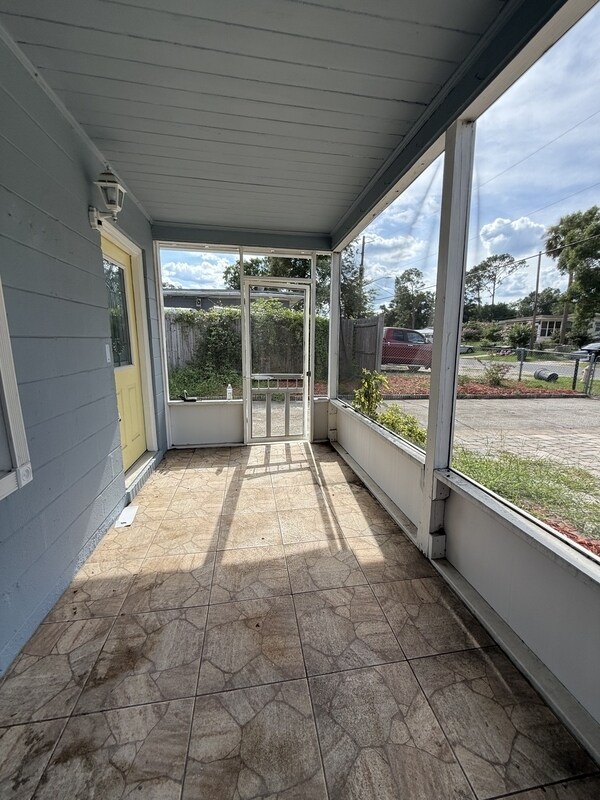 Foto del edificio - 9834 Elaine Rd