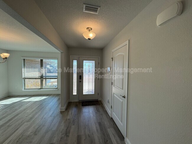 Foto del edificio - 5622 Burr St