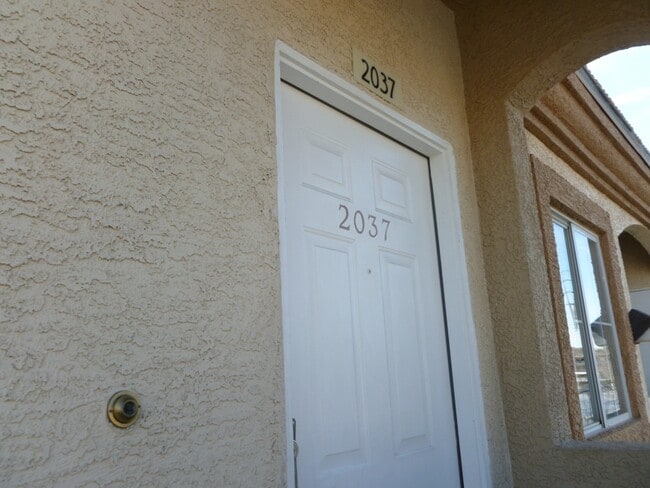 Building Photo - 3400 Cabana Dr